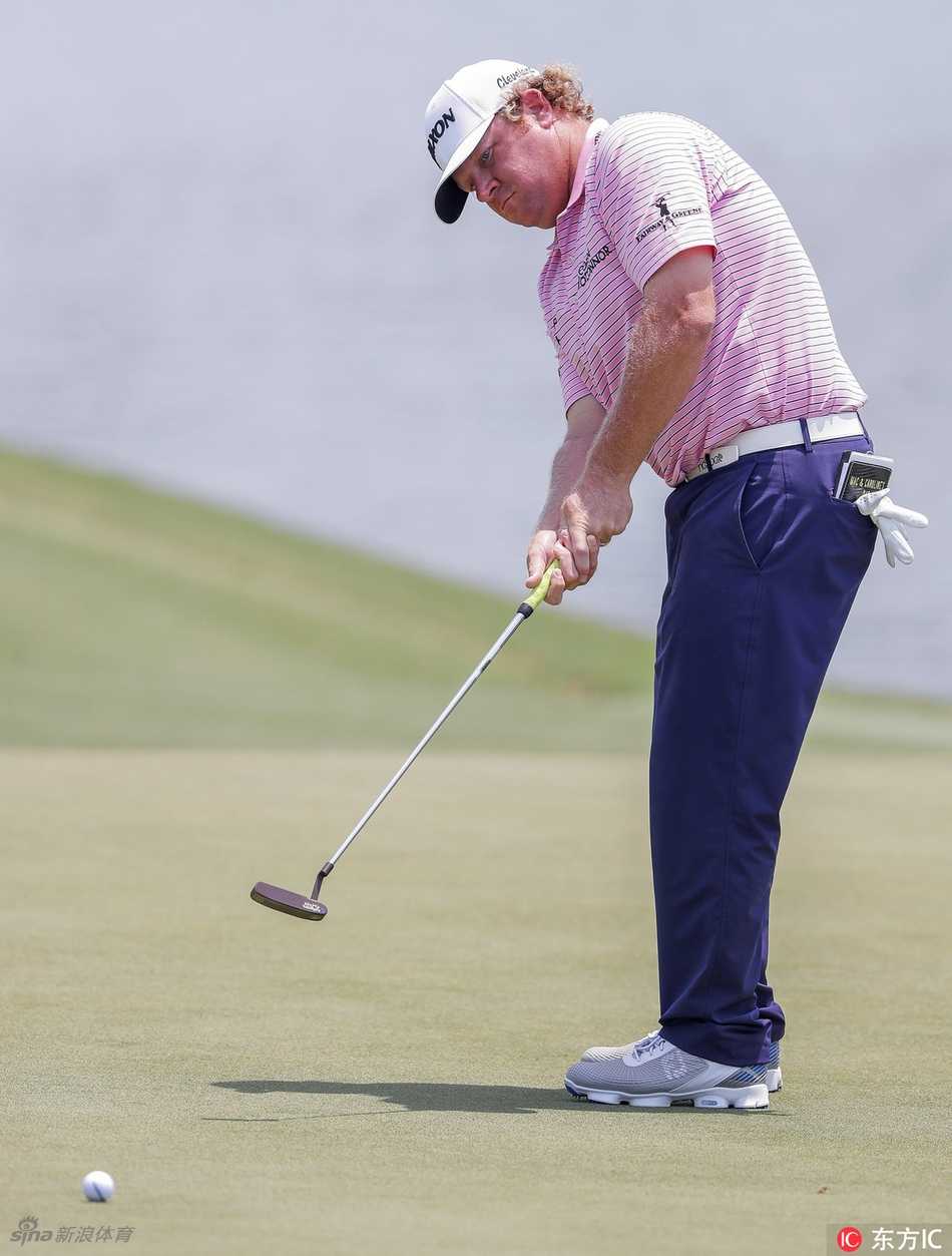 麦克罗伊挥杆瞬间，全新球具在阳光下闪耀，神情却略显思索。