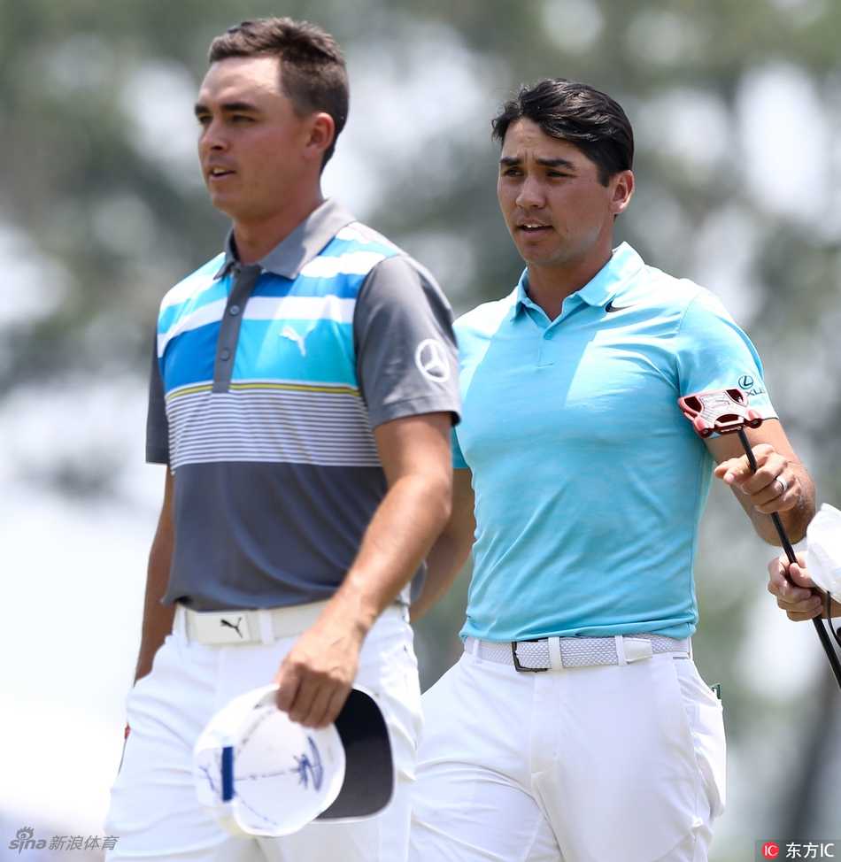 麦肯兹-休斯正专注地观察果岭推杆线路，眼神沉着，手握领先优势。