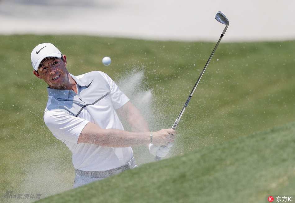 福勒与戴伊并肩走在球道上，阳光洒下，构成一幅优美的竞技画面。