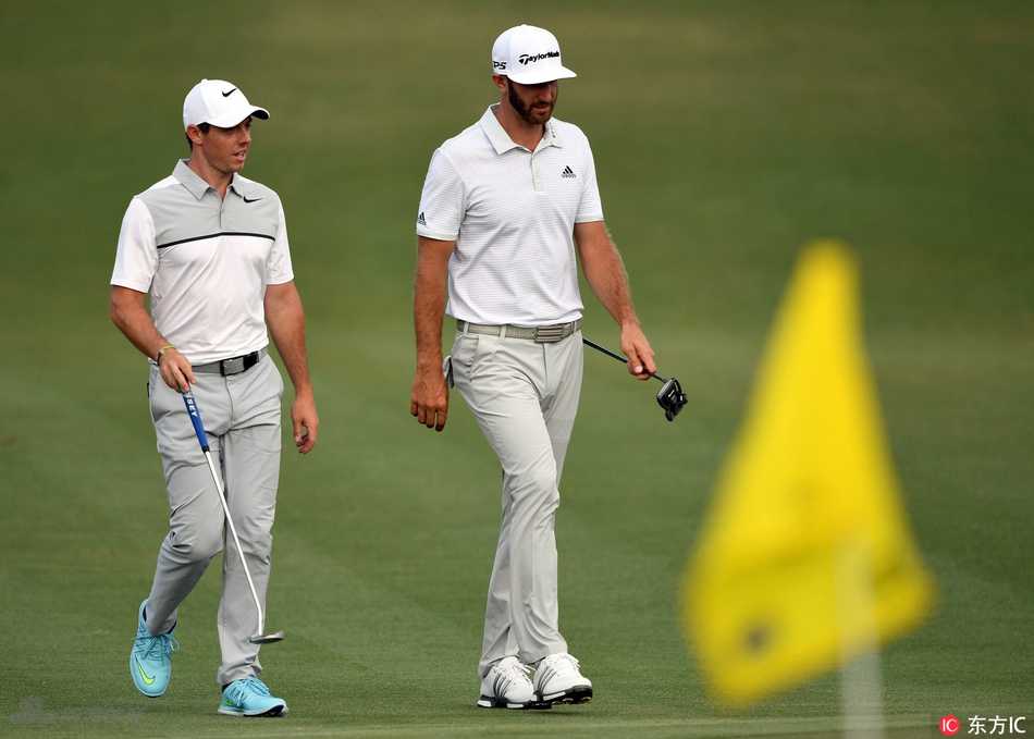 乔丹-斯皮思深陷沙坑，正全神贯注地执行一次关键救球，沙砾飞扬。