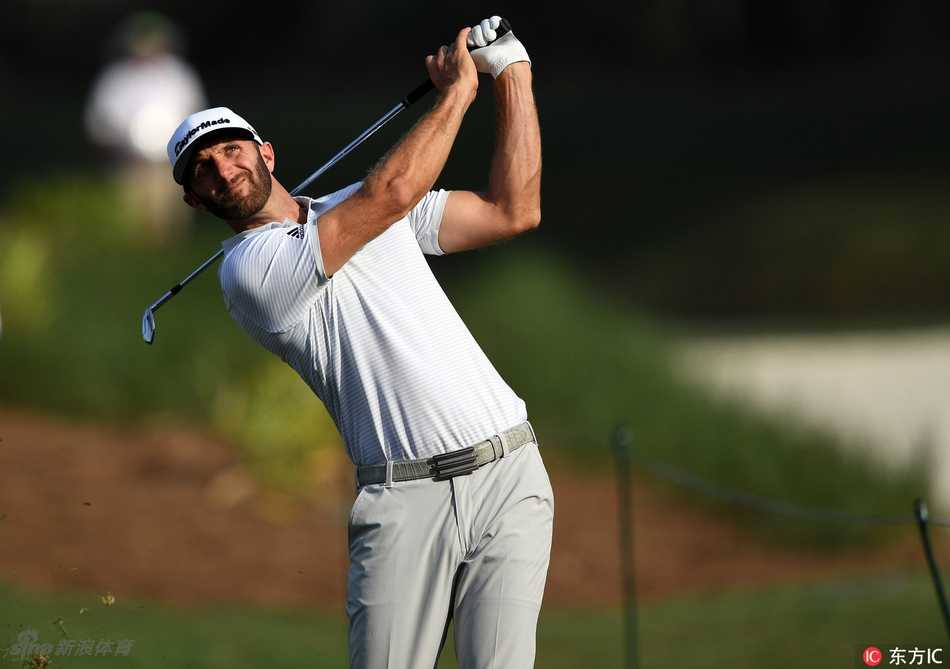 达斯汀-约翰逊大力开球，动作充满力量感，球杆划破长空。