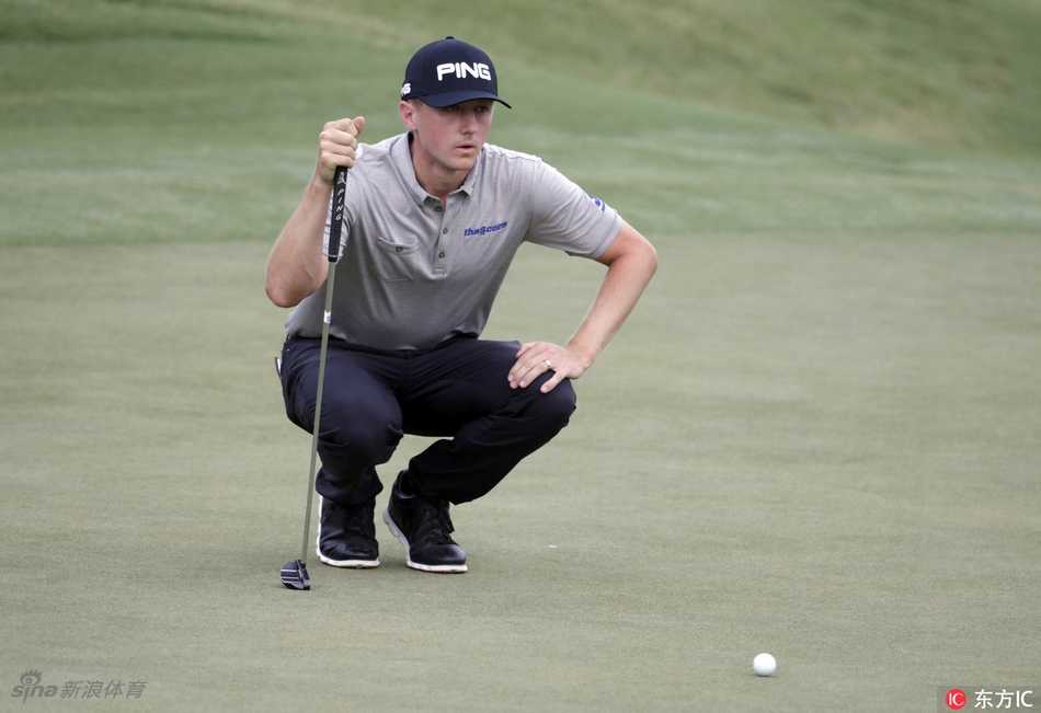 标志性的第17洞岛屿果岭全景，小球飞向被水环绕的果岭，惊心动魄。