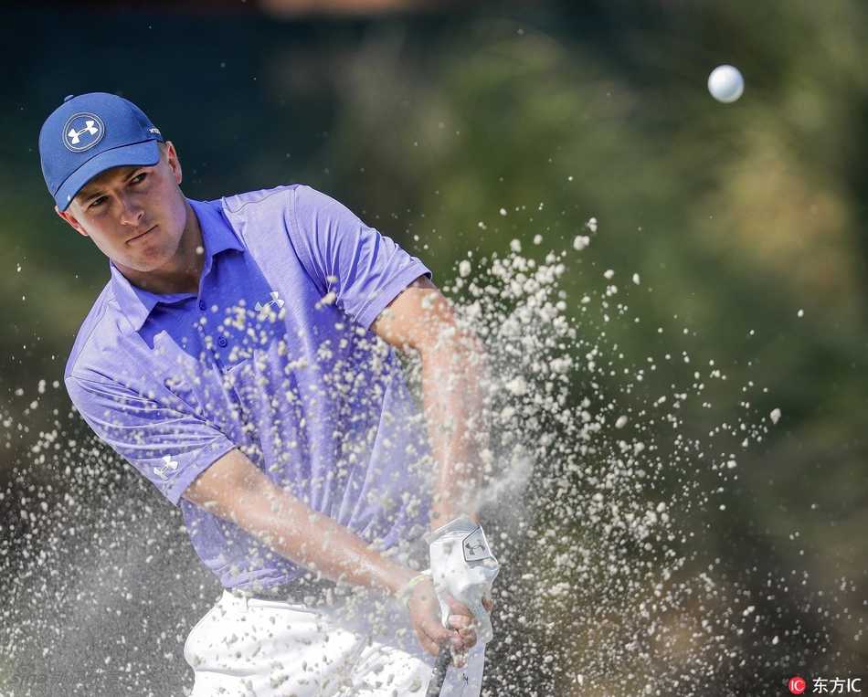 马特-库查尔在沙坑中仔细斟酌，准备打出关键一切，表情专注。