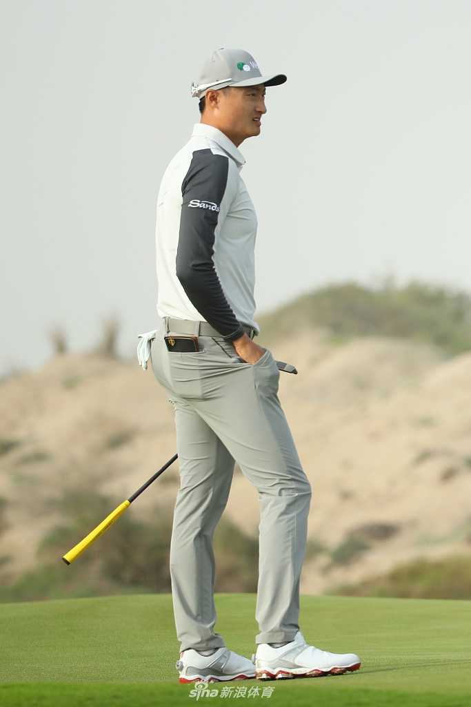 安迪·苏利文潇洒完成一号木开球，白色小球划破天际