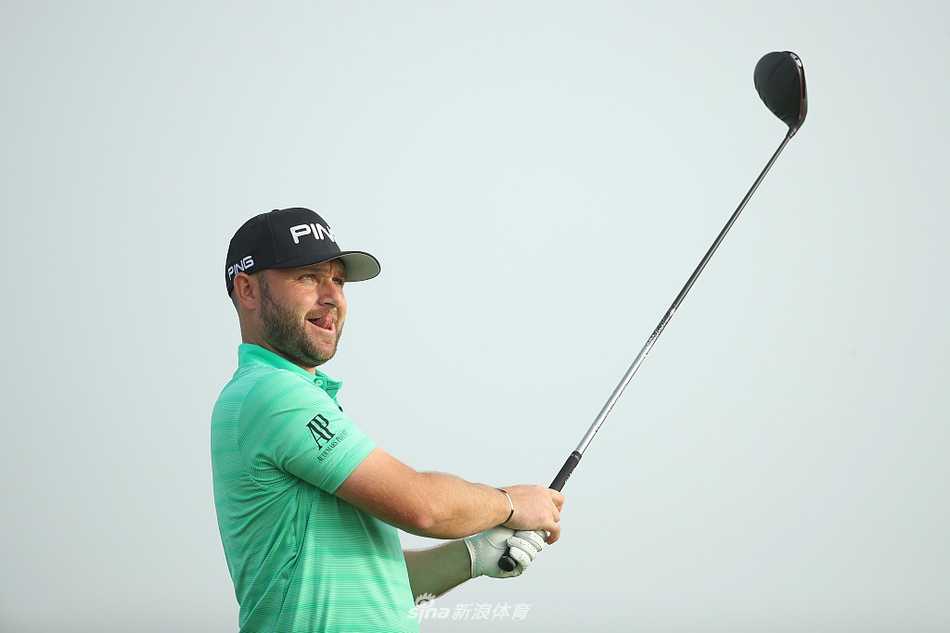 马丁·凯梅尔在沙坑中沉着救球，沙砾飞扬显功力