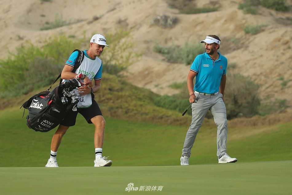 罗斯·费舍尔果岭边精细切杆，小球精准滚向旗杆