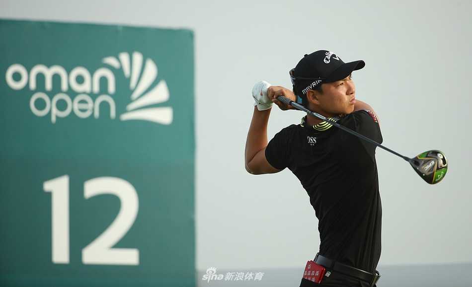 韩裔澳大利亚籍球员李旻宇在黄昏柔和光线下轻松推击入洞