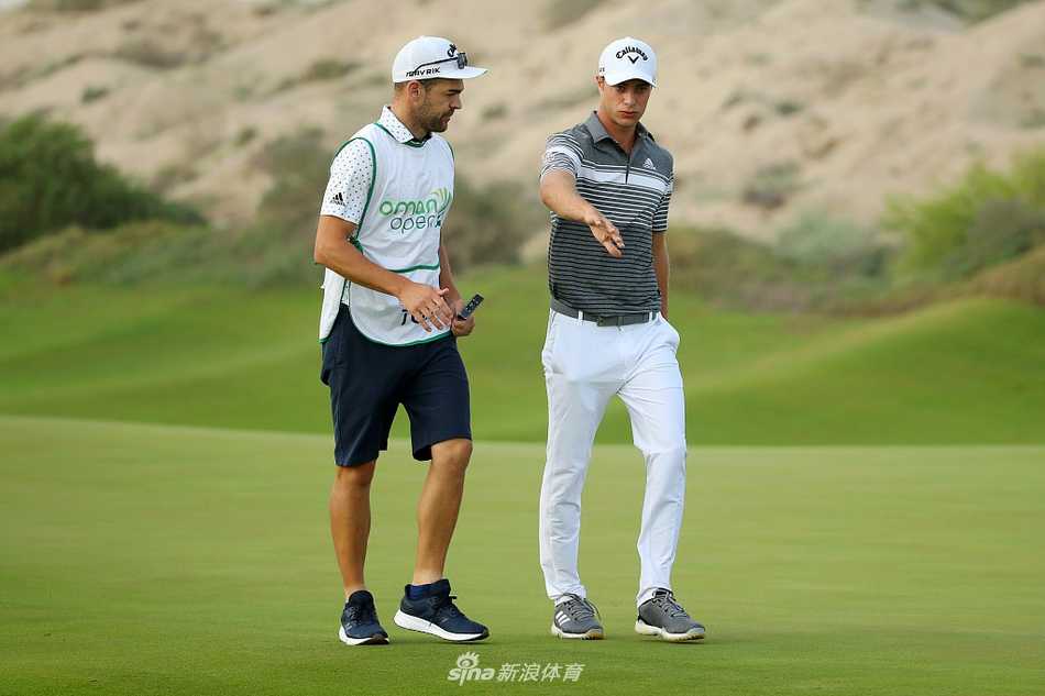 意大利球员圭多·米格里奥兹观察果岭线路，神情专注认真