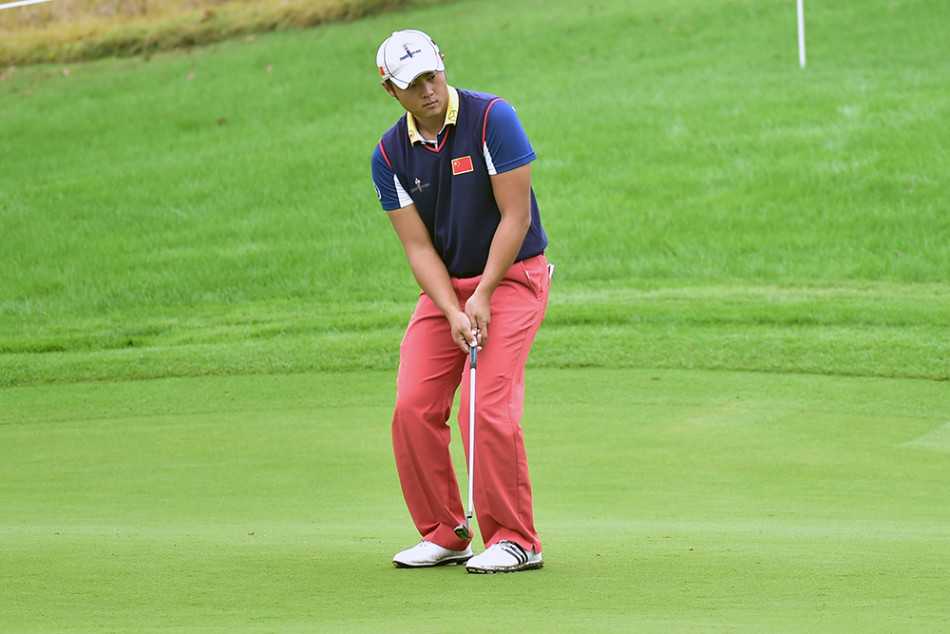 球场群英谱:高尔夫镜头下的专注、风采与传奇 厄尼·埃尔斯挥杆瞬间,身体优雅旋转,力量完美释放,展现“大易哥”教科书般的经典挥杆动作。