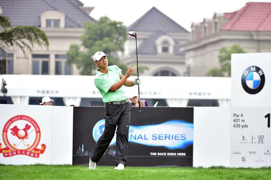 球场群英谱:高尔夫镜头下的专注、风采与传奇 球员段晨骁在击球前,正专注地伸出手指感受风速与风向,将自然条件纳入战术决策的一环。