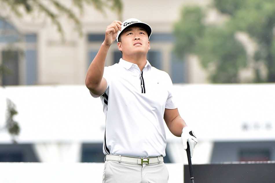 球场群英谱:高尔夫镜头下的专注、风采与传奇 中国球员曹一在完成一记精彩击球后,面向镜头露出灿烂笑容并竖起大拇指,尽显自信与赛场的欢乐气氛。