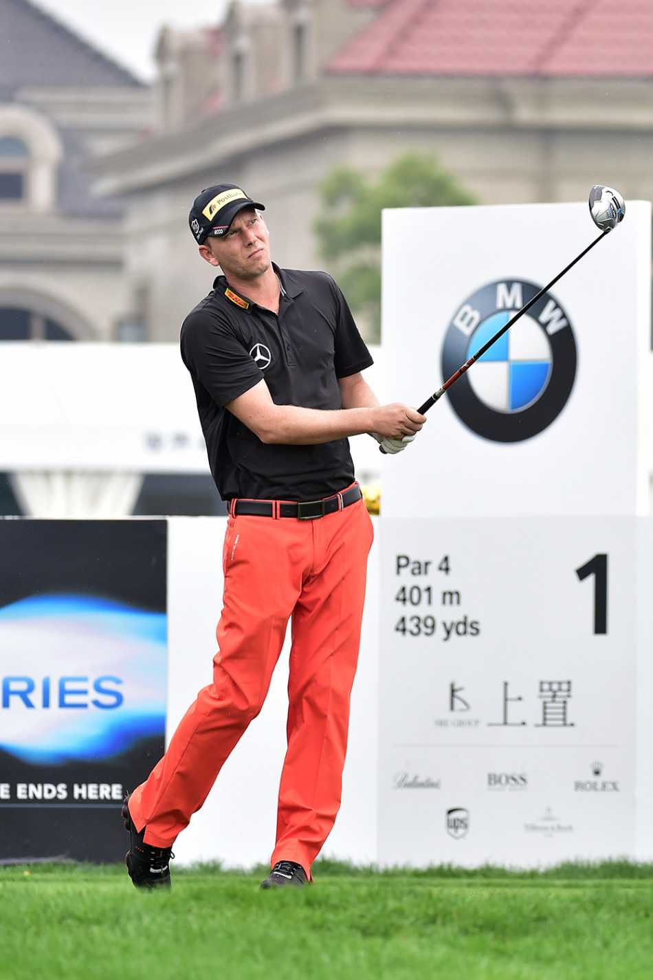 球场群英谱:高尔夫镜头下的专注、风采与传奇 西班牙传奇球星奥拉查宝与中国球员何泽宇在球场上并肩行走或交谈,体现了高尔夫运动跨国界的交流与友谊。