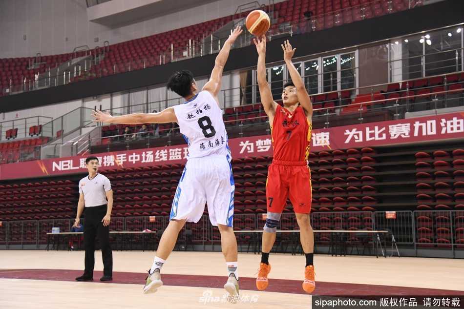 武汉当代大胜海南海象,豪取赛季首胜 武汉当代队替补席球员在队友投中关键三分后,集体激动地挥舞着毛巾,场下的激情与场上的拼搏交相辉映。