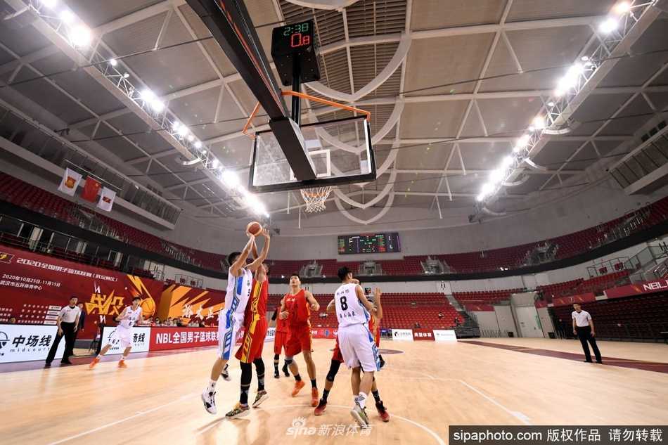 武汉当代大胜海南海象,豪取赛季首胜 海南海象队球员在严密防守下,依然选择果断突破,他眼神坚定,试图在武汉当代队的内线长城上撕开一道口子。