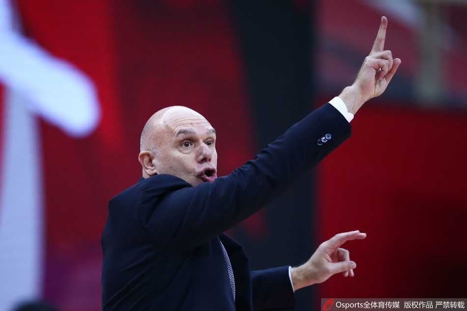 琼斯在防守球员的严密包夹下强行突破，眼神坚毅，肌肉线条紧绷，如同重型坦克一般碾向上海队的禁区。