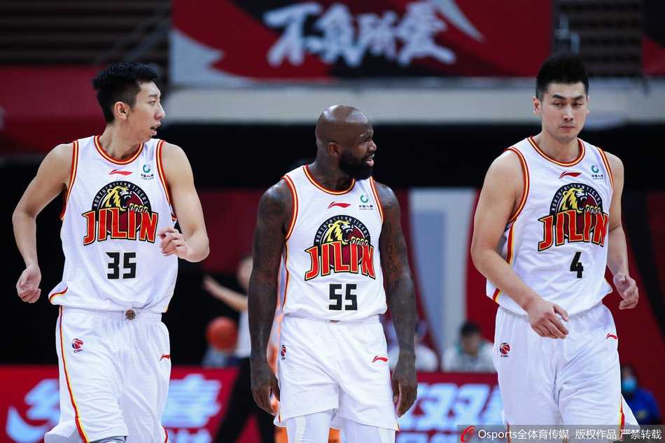 吉林队中锋李安高高跃起，单手将球劈扣入筐，篮筐在他手中仿佛都要变形，场边的摄影记者纷纷按下快门捕捉这一暴力美学瞬间。