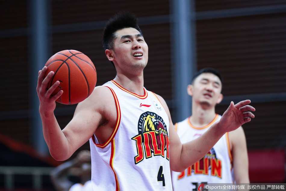 钟诚与董瀚麟在篮下卡位抢篮板，两人手臂纠缠在一起，肌肉碰撞仿佛都能听到声响，表情充满了对胜利的渴望。