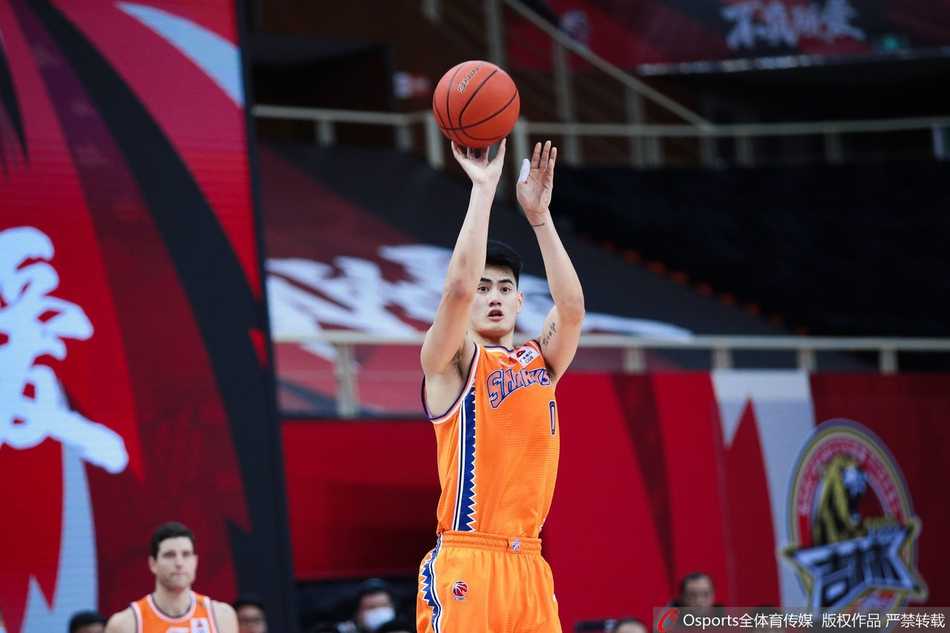 裁判做出三分投篮犯规的手势瞬间，弗雷戴特难以置信地摊开双手向裁判解释，眼神中充满了委屈与不甘，身后的琼斯则握拳准备站上罚球线。