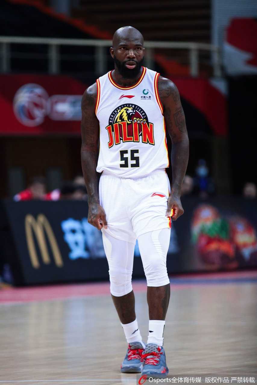 琼斯在比赛结束后高举手臂指向天空，享受着胜利的欢呼，汗水从他的脸颊滑落，映衬出这场55分壮举背后的艰辛与荣耀。