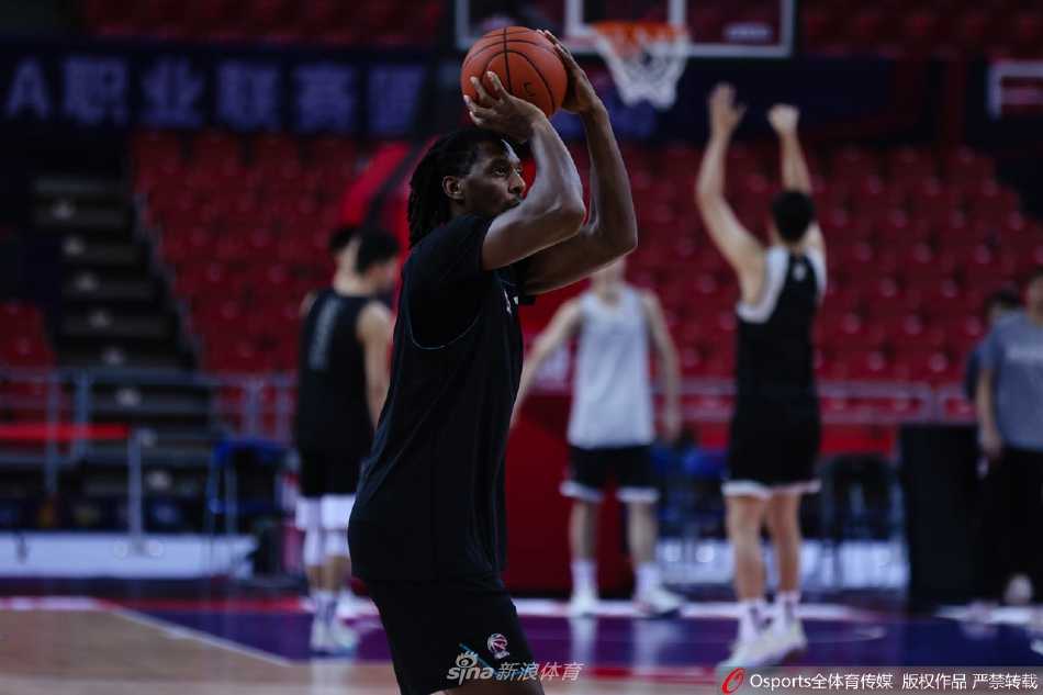 许可在训练间隙聆听王博指导的战术布置，眼神中透露出初生牛犊不怕虎的光芒，准备在接下来的比赛中承担更多组织重任。