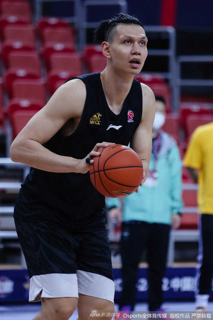 核心后卫孙铭徽在训练中汗如雨下，面对包夹防守依然奋力突破，仿佛要将球队从0比2的绝境中拖拽出来。
