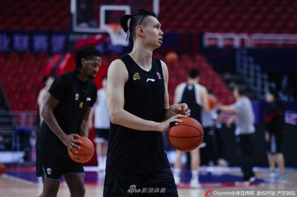 在空荡的球馆里，广厦队员眼神坚毅，正在进行赛前最后的投篮热身，每一颗空心入网的球都承载着背水一战的决心。