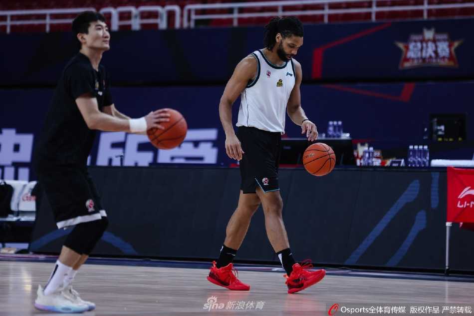 年轻球员朱俊龙在训练中高高跃起拼抢篮板，满脸的汗水映衬出他誓要与经验丰富的辽宁内线群死磕到底的倔强。