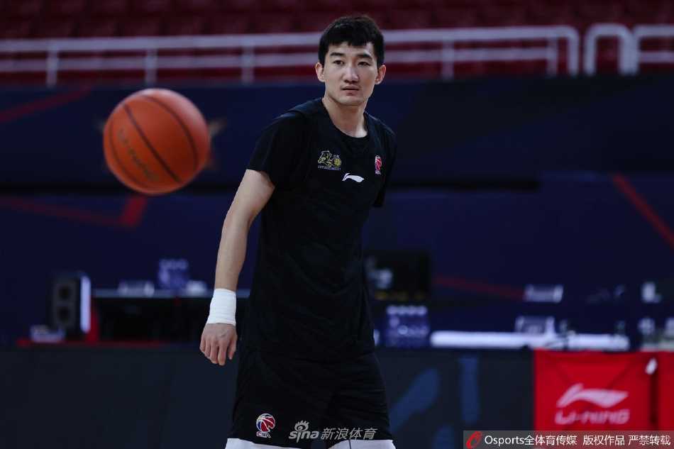 许钟豪在内线卡位训练中表情刚毅，用一次次硬碰硬的对抗为年轻队员树立榜样，守护着球队禁区最后的尊严。