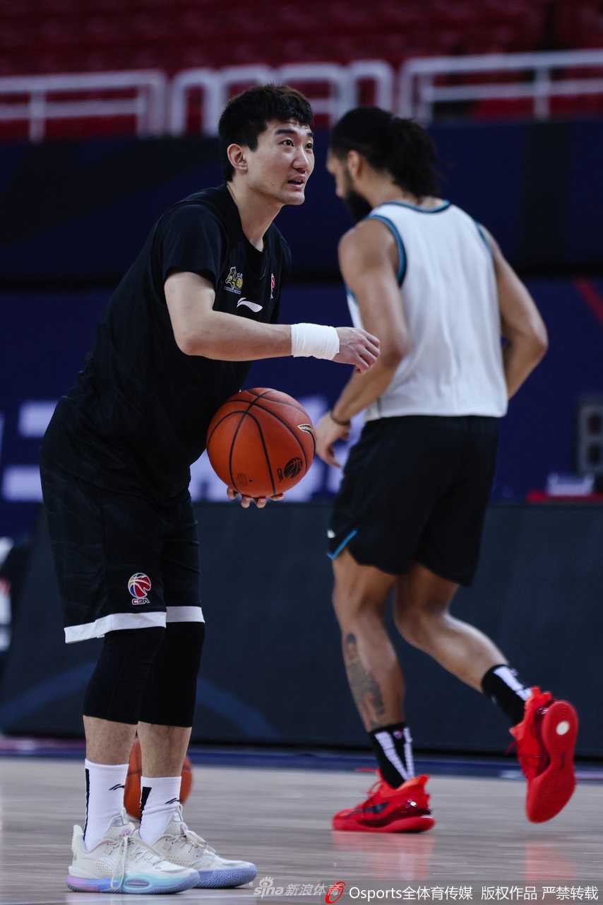 训练场上，赵嘉仁正在进行运球急停跳投，苦练个人持球进攻能力，希望在辽宁队的严密防线中撕开一道口子。