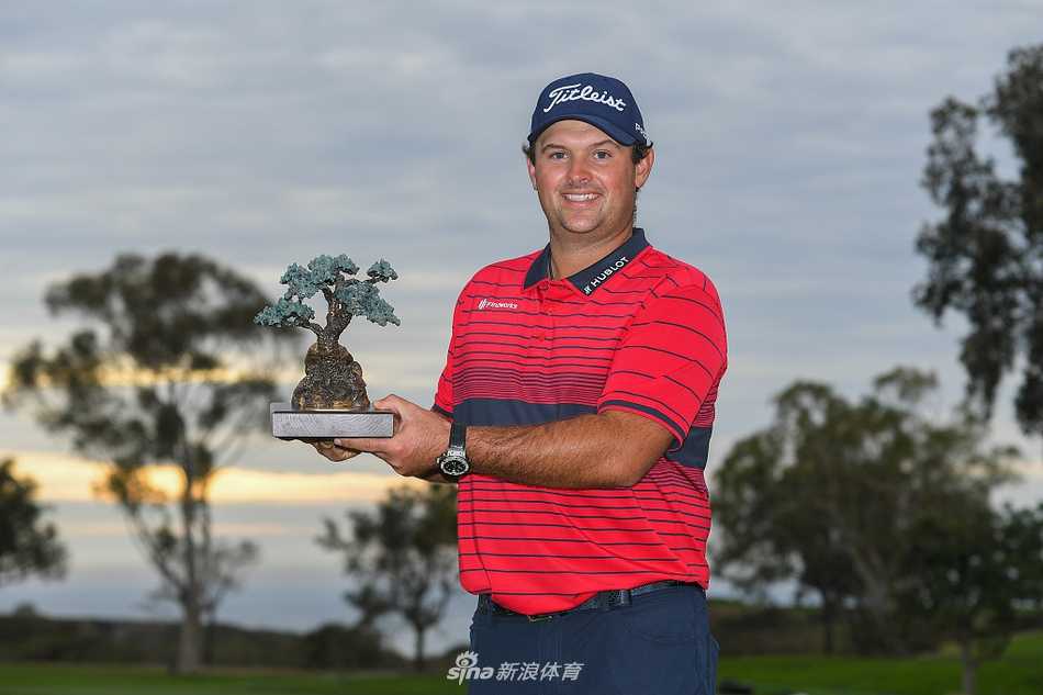 瑞德力压群雄捧杯多利松 农夫保险公开赛上演巅峰对决 冠军奖杯在加州的阳光下熠熠生辉,瑞德双手将其高高举起,脸上洋溢着梦想成真的灿烂笑容。