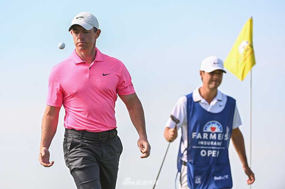瑞德力压群雄捧杯多利松 农夫保险公开赛上演巅峰对决 瑞德在关键的第二洞球道上,全神贯注地凝视着远处的旗杆,海风拂过他的衣角,一场精妙的进攻即将上演。
