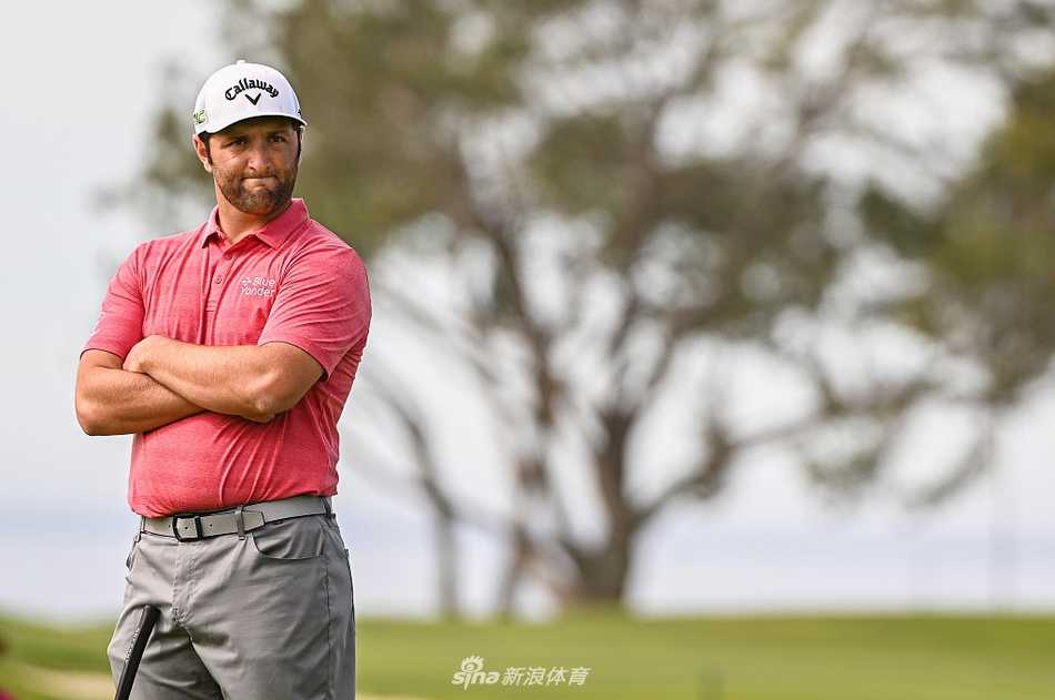 瑞德力压群雄捧杯多利松 农夫保险公开赛上演巅峰对决 瑞德在练习果岭上耐心地进行推杆调试,夕阳为他勾勒出专注的侧影,这是冠军背后不可或缺的辛勤准备。