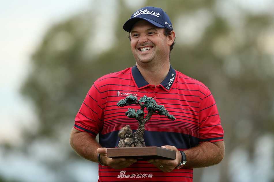 瑞德力压群雄捧杯多利松 农夫保险公开赛上演巅峰对决 决赛轮中,瑞德在Par 3洞稳健地将球送上果岭,背景是蔚蓝的太平洋,构成一幅动与静交融的壮美画面。