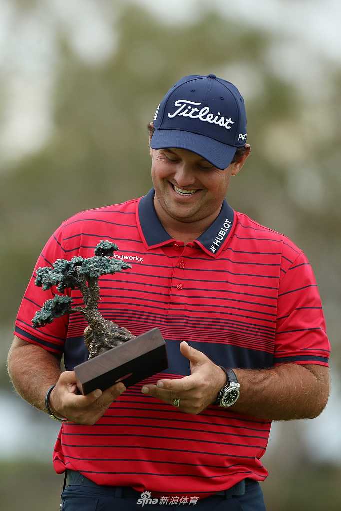 瑞德力压群雄捧杯多利松 农夫保险公开赛上演巅峰对决 瑞德深情亲吻冠军奖杯,闭目瞬间,所有拼搏的汗水与努力仿佛都凝聚于此,化作无上的荣耀与喜悦。