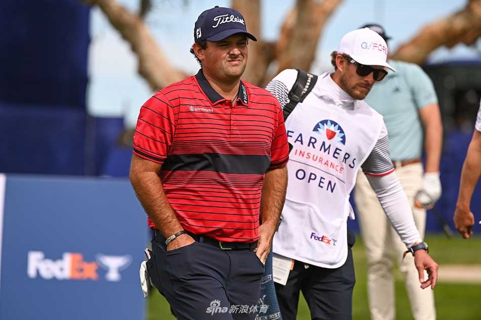 瑞德力压群雄捧杯多利松 农夫保险公开赛上演巅峰对决 瑞德与球童在走向下一个发球台时深入交流战术,两人的默契是赛场上无声却强大的力量。