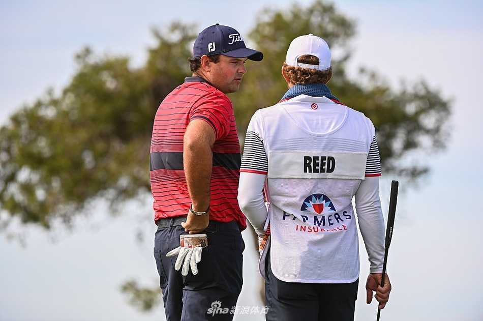 瑞德力压群雄捧杯多利松 农夫保险公开赛上演巅峰对决 颁奖仪式上,彩屑漫天飞舞,瑞德被热烈的掌声与祝福包围,这是属于冠军的荣耀时刻。