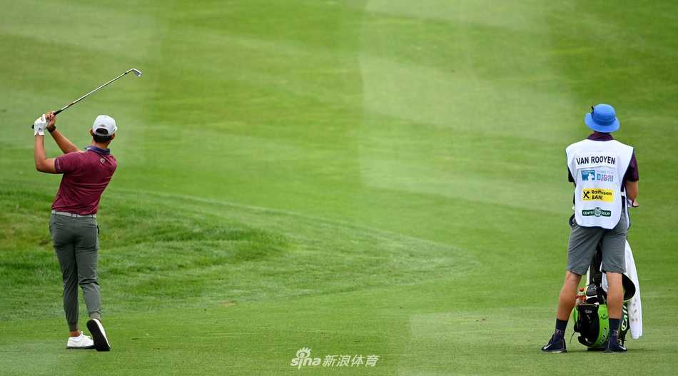 比利时雄狮重振雄风 捷克大师赛双冠封王 托马斯·皮特斯在信天翁高尔夫度假村第十八洞果岭,沉稳推入锁定冠军的关键一推,身后是郁郁葱葱的球场与紧张注视的观众。