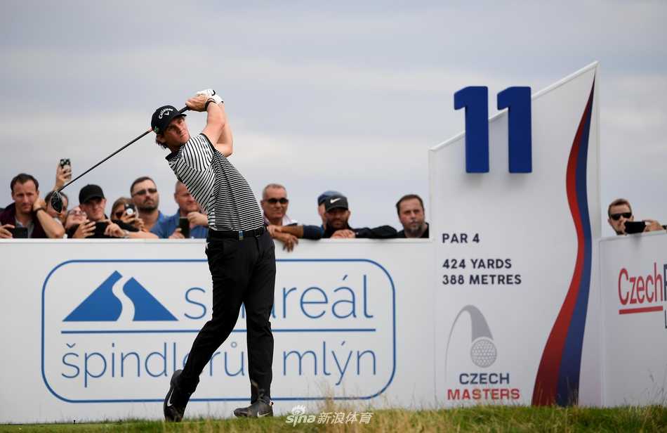 比利时雄狮重振雄风 捷克大师赛双冠封王 皮特斯在球道上自信挥动铁杆,白色上衣在阳光下格外醒目,动作流畅充满力量,小球向着果岭精准飞去。