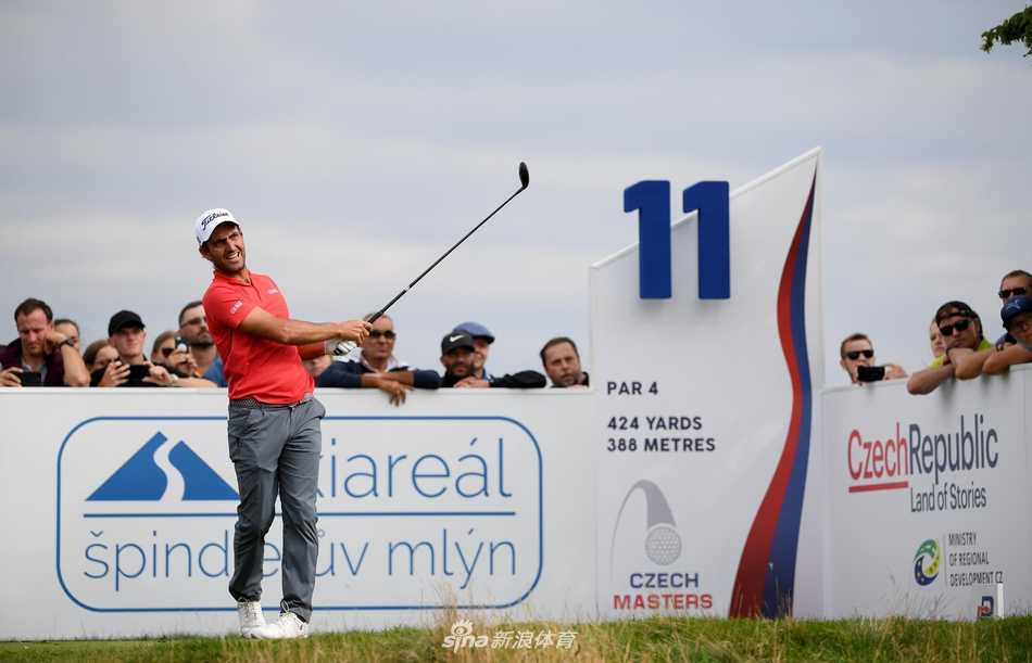 比利时雄狮重振雄风 捷克大师赛双冠封王 冠军推杆特写:奥德赛Lucky 777推杆的赌场风格图案清晰可见,静静地躺在第十八洞果岭的短草上,旁边是决定命运的高尔夫球。