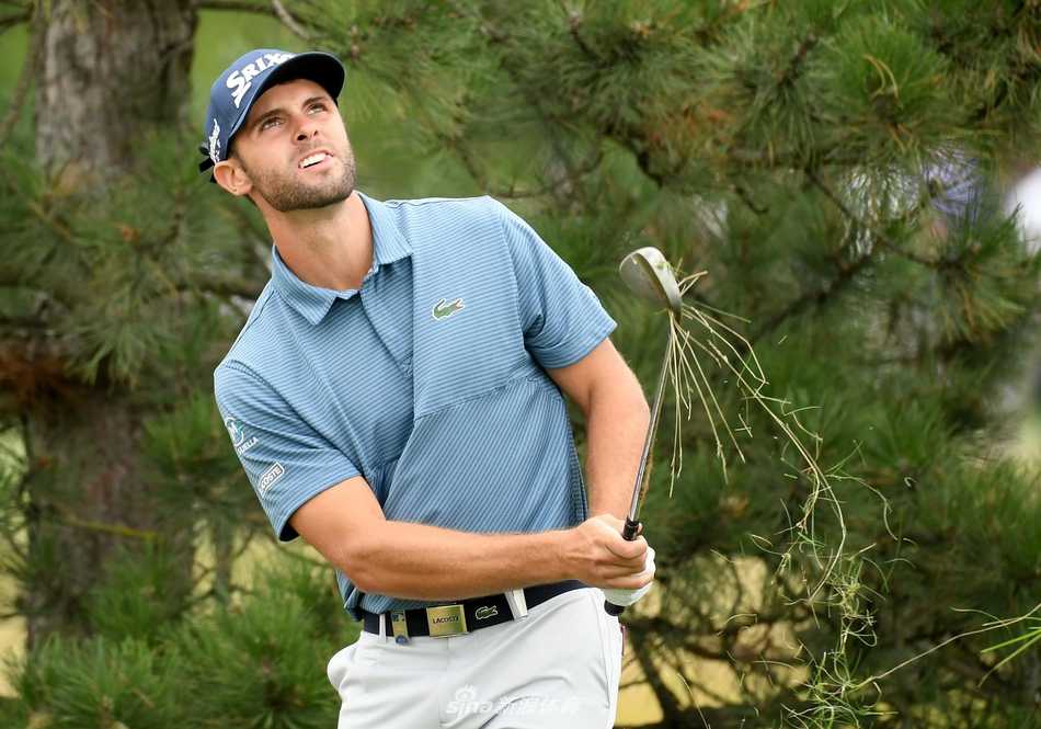 比利时雄狮重振雄风 捷克大师赛双冠封王 皮特斯在获胜后紧握拳头,仰天庆祝,脸上混合着释放、喜悦与自豪,背景中可见信天翁度假村的特色会所建筑。