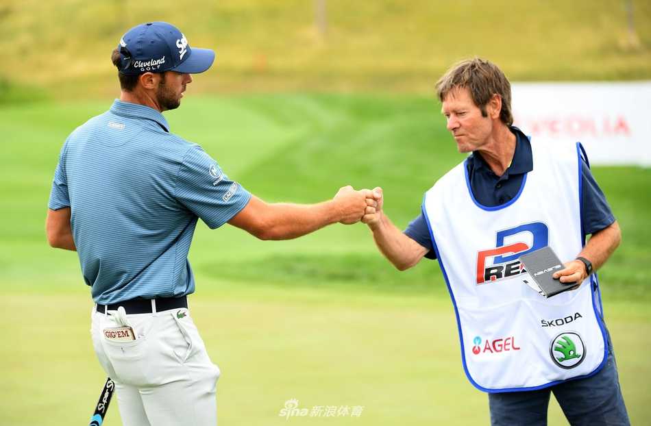 比利时雄狮重振雄风 捷克大师赛双冠封王 皮特斯与赛事奖杯合影。他微笑着双手举起水晶质地的冠军奖杯,摄影师捕捉到奖杯折射出的璀璨光芒,象征荣耀回归。