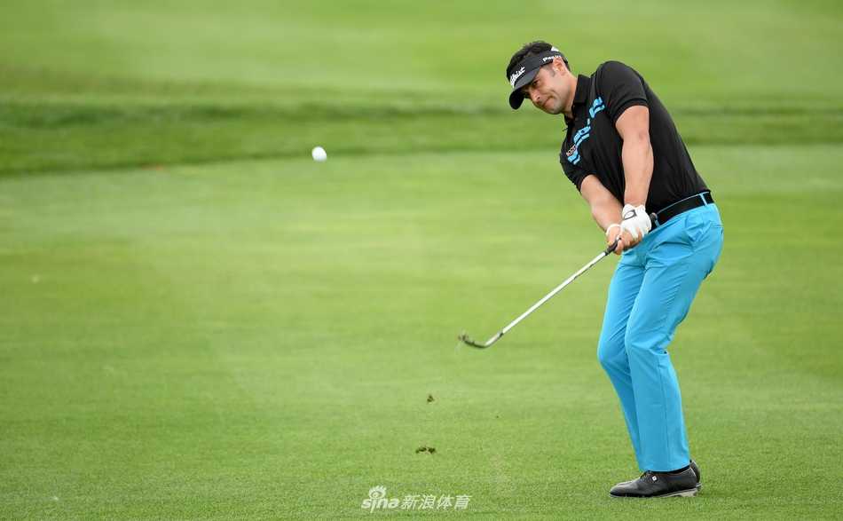 比利时雄狮重振雄风 捷克大师赛双冠封王 夕阳下,皮特斯背着球包独自走在球道上的剪影,画面宁静而富有深意,仿佛喻示着一位冠军在漫长征途中的孤独与坚持。