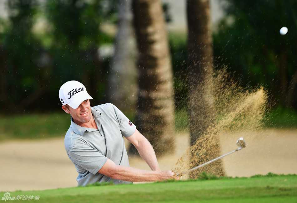 多特在洁白沙坑中陷入困境，正俯身审视球位，表情严峻，挑战巨大