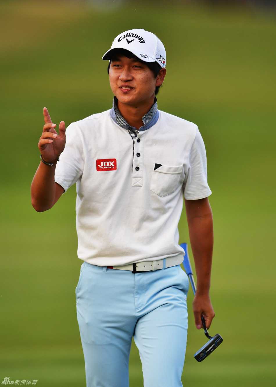 考赛茨在开阔海天背景下完成潇洒的一号木挥杆，身姿挺拔充满力量感