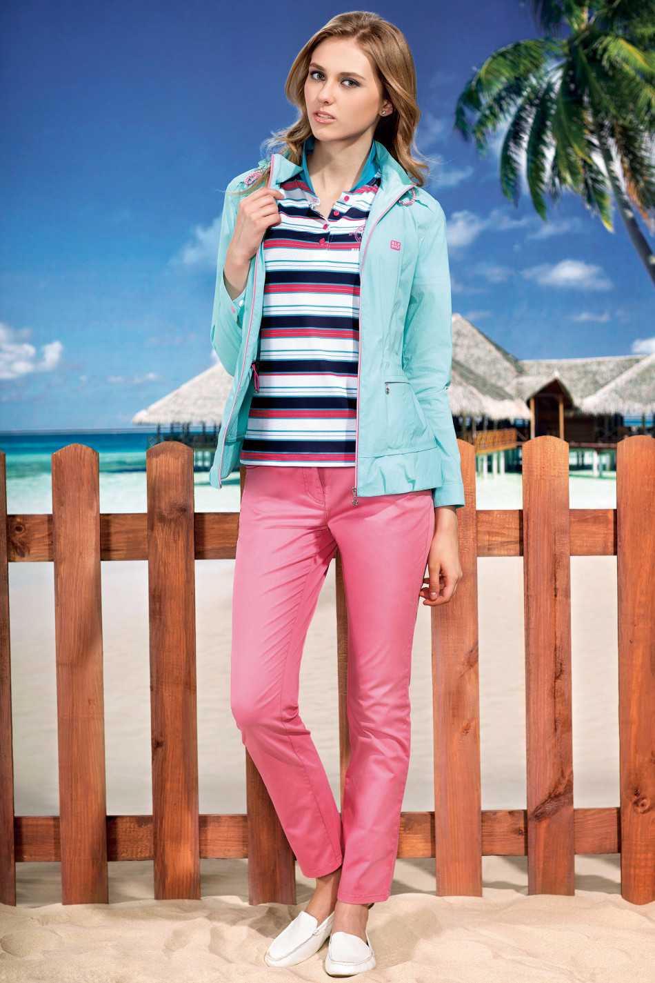 模特展示白色立领高尔夫夹克，设计简约现代，在春日阳光下显得格外清爽帅气。