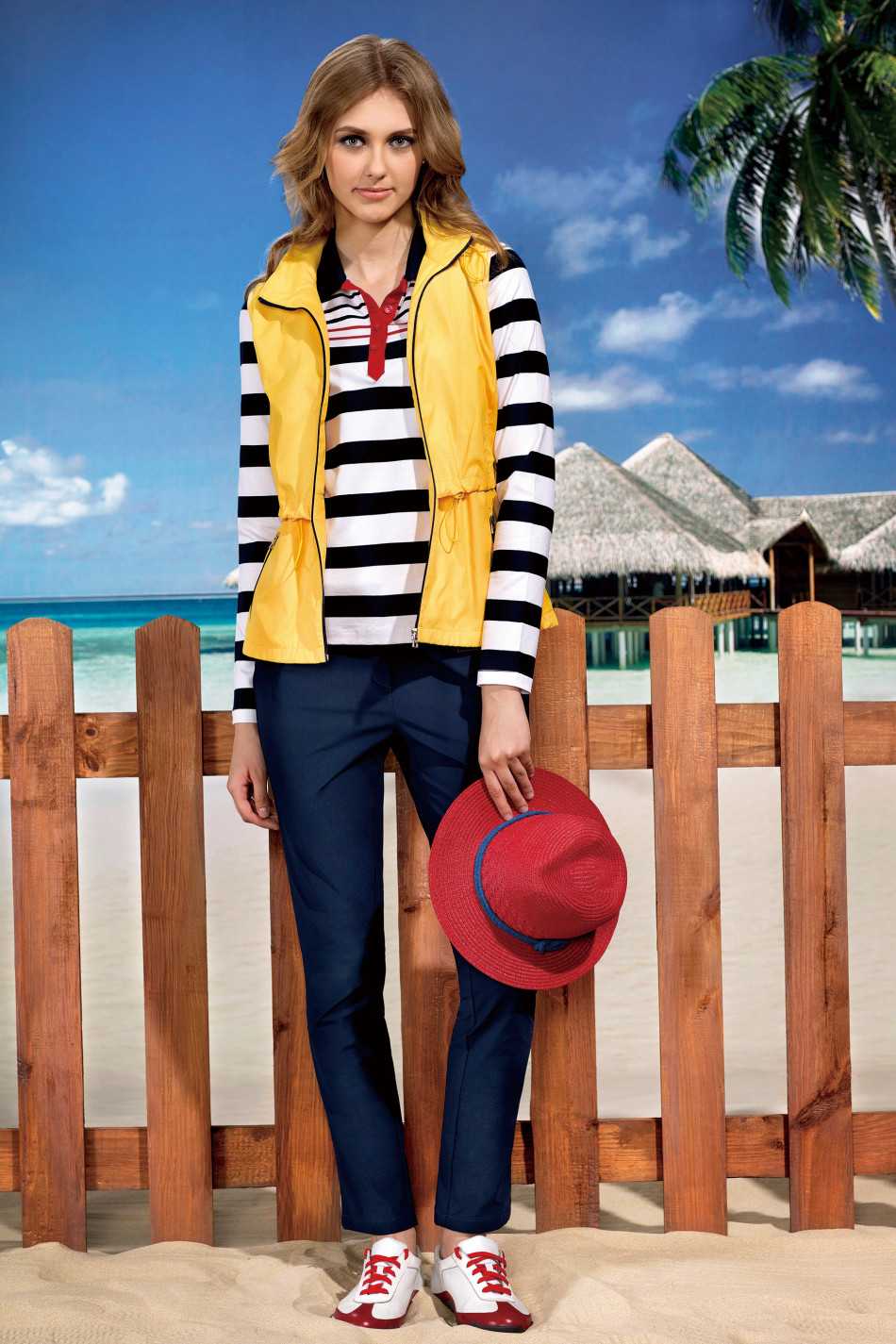 女性高尔夫球手身着粉色修身上衣与白色短裙，转身微笑，充满自信与活力。