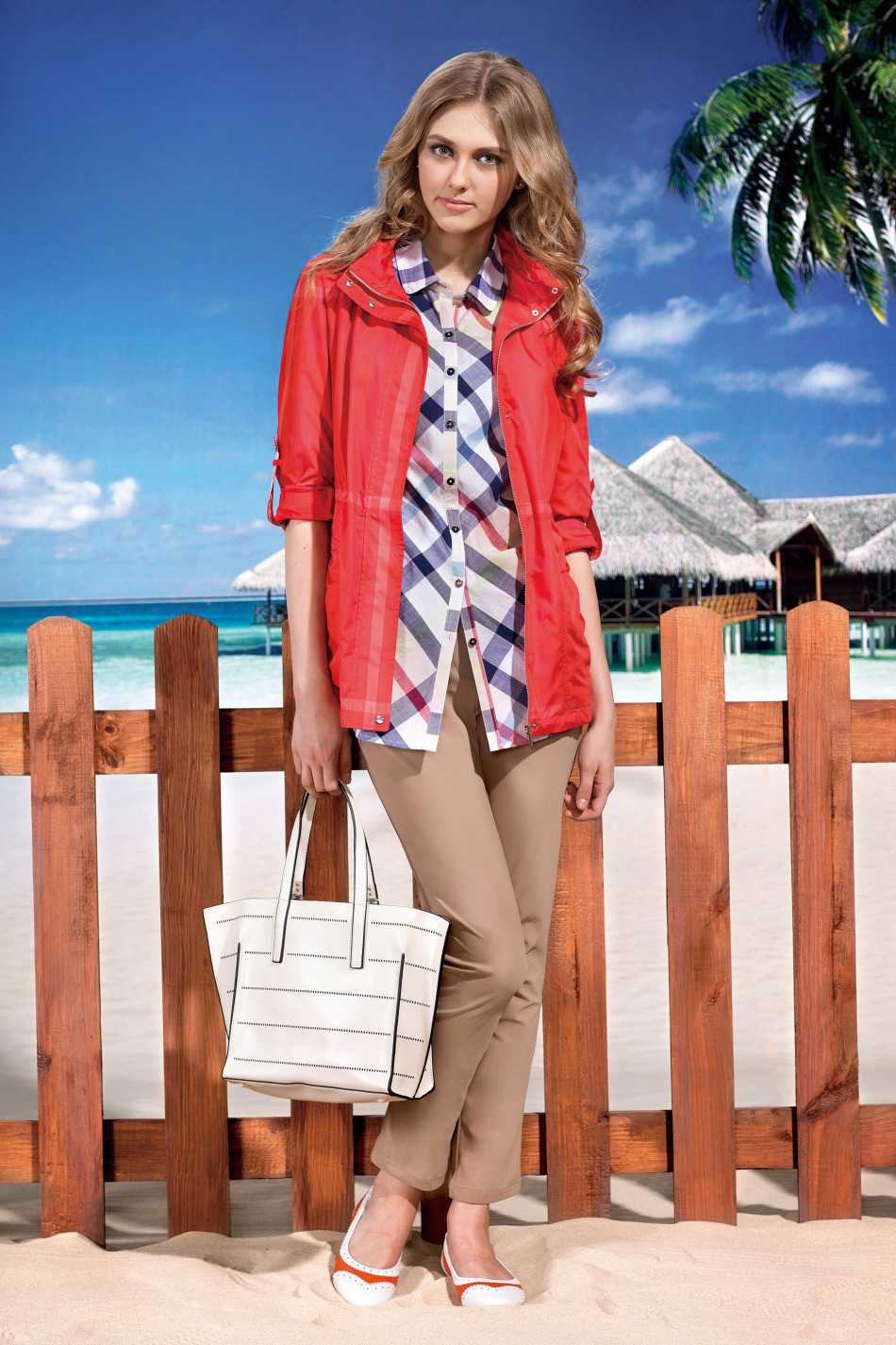 模特身着亮蓝色高尔夫Polo衫，在绿茵场上优雅挥杆，阳光照耀下面料质感非凡。