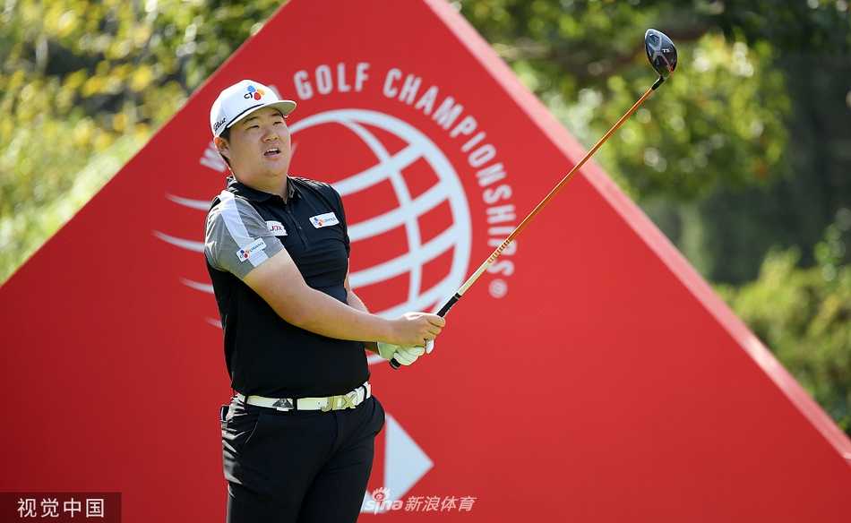 汇丰冠军赛次日菲茨帕特里克展精准球技半程领先 麦克罗伊强势紧随 中国球员李昊桐在赛场边与球童交流,表情认真,正在分析刚刚结束的球洞表现