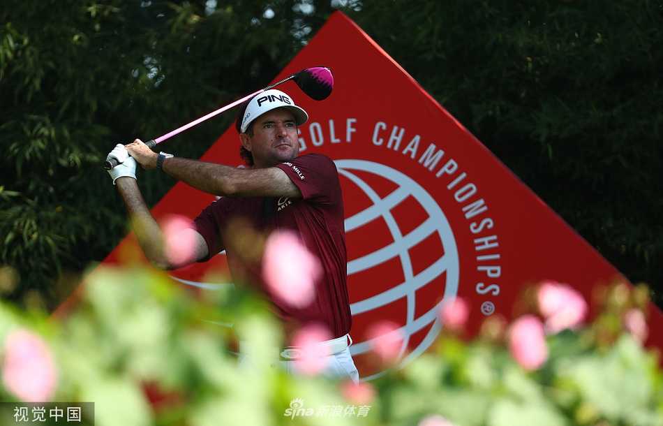 汇丰冠军赛次日菲茨帕特里克展精准球技半程领先 麦克罗伊强势紧随 众多高尔夫球迷聚集在佘山球场湖畔的看台上,兴致勃勃地观看选手们的激烈角逐
