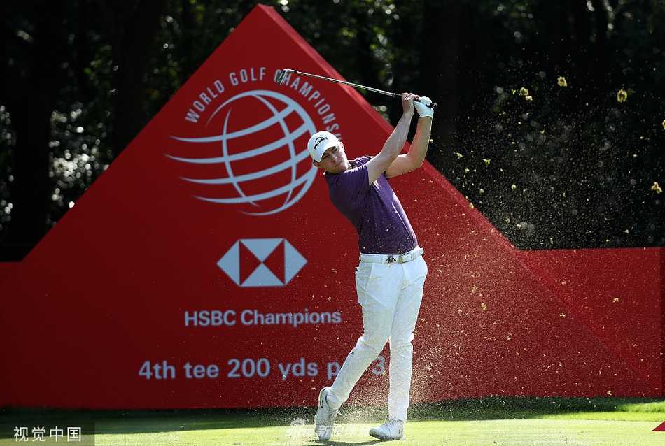 汇丰冠军赛次日菲茨帕特里克展精准球技半程领先 麦克罗伊强势紧随 阳光穿透树林洒在佘山球场的发球台上,一位球员正准备开球,场景宁静而充满张力